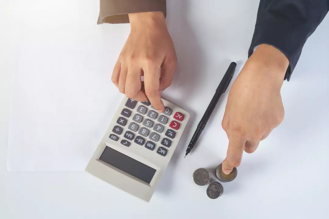 Entrepreneurs strategize optimized pricing for golf cart rentals.