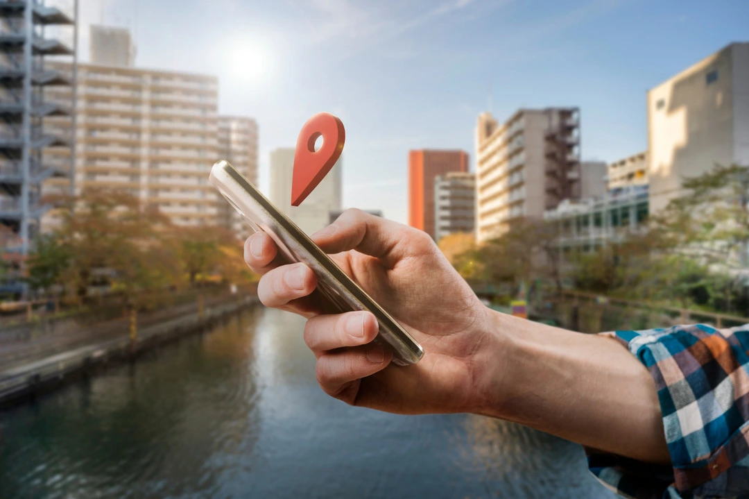Smartphone displaying a red location pin, representing a GMB business listing.